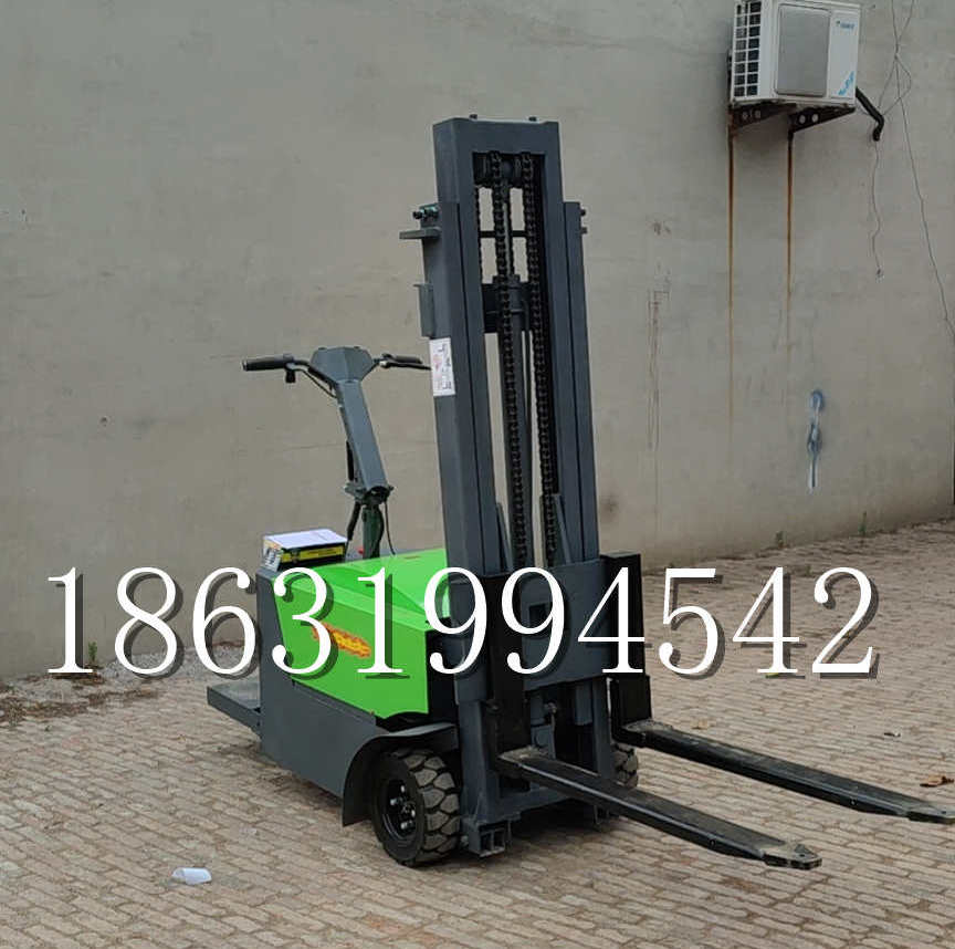 西充县优程全电动叉车插腿式堆高车液压装卸车1.5吨升高小型站驾式铲车
